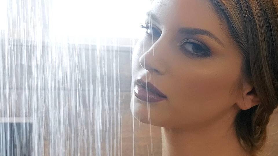 圆润性感的前凸后翘尤物，这身材太棒了，立马性奋插入起伏撞击